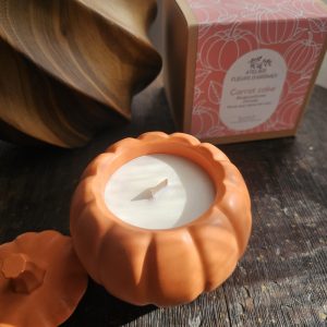 Dessus de la bougie Carrot Cake avec sa mèche en bois