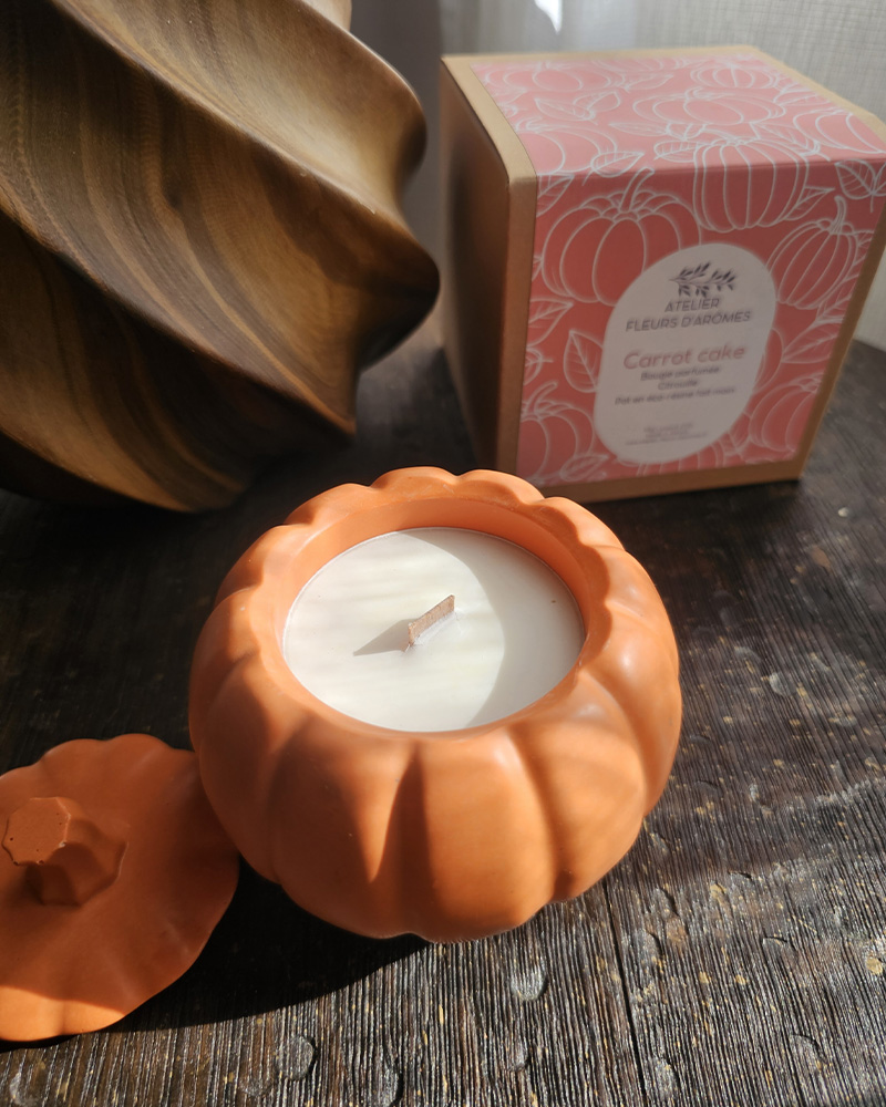 Dessus de la bougie Carrot Cake avec sa mèche en bois