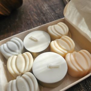 Coffret ouvert avec six fondants citrouilles et deux chauffe-plats